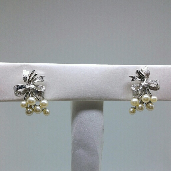 Vintage Trifari silvertone faux pearl clip on - Picture 3 of 6